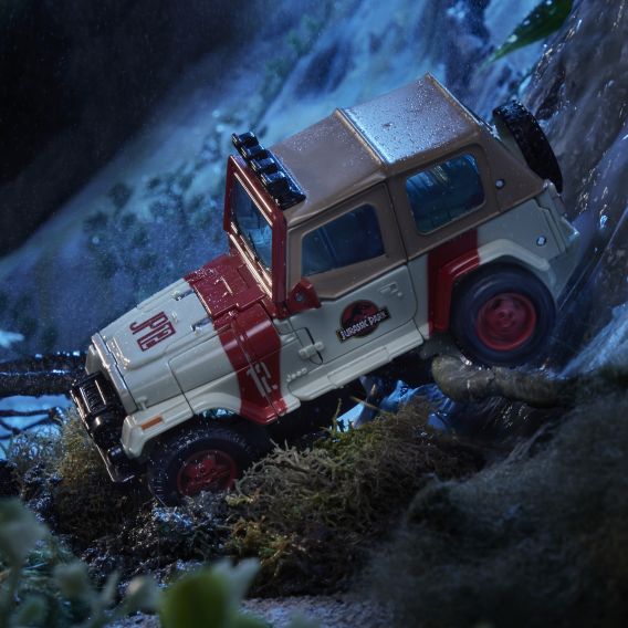 Transformers Collaborative Jurassic Park x Transformers Toys Dilophocon