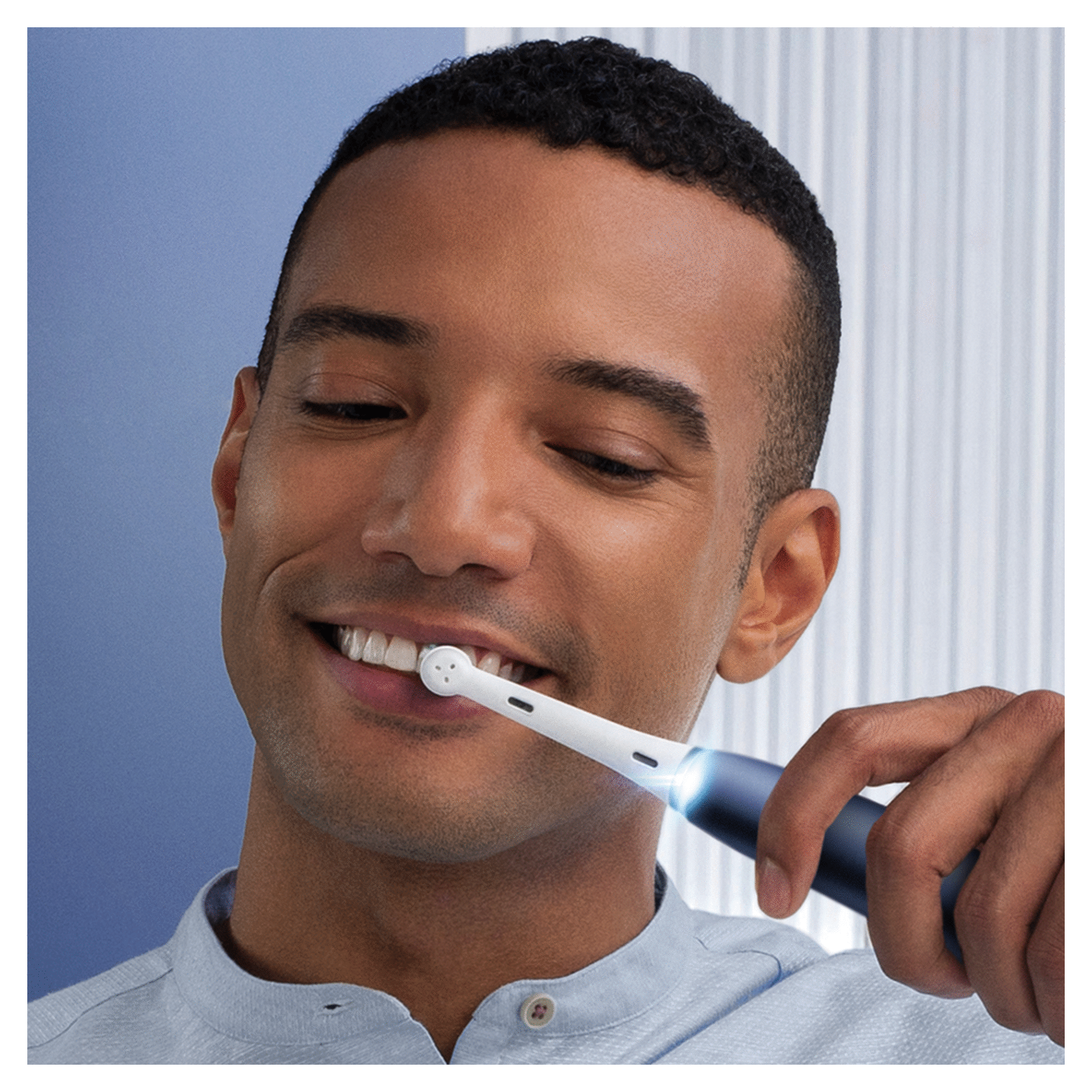 Oral-B iO 7 Bleue Brosse à dents électrique avec 2 brossettes